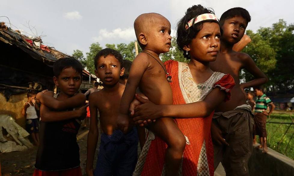 当地时间2017年10月2日，孟加拉国，自8月25日缅甸瑞开邦冲突以来，逃往孟加拉的罗兴亚人已达到约48万人，国际移民组织正在当地协调人道主义应急行动。这些逃难的罗兴亚人生活在难民营里，等待领取食物救济。