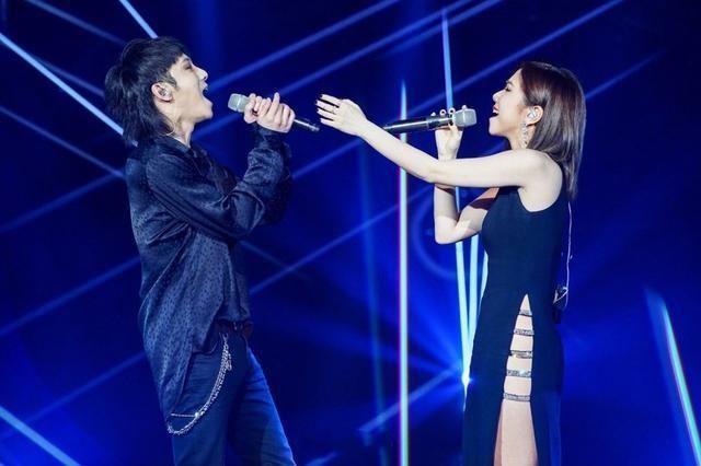 邓紫棋惊艳开叉裙献唱,华晨宇表情超级害羞,她