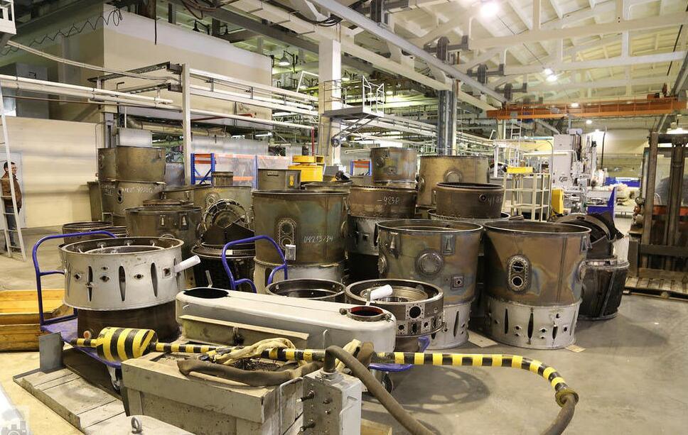 这里正在维修的发动机外壳。