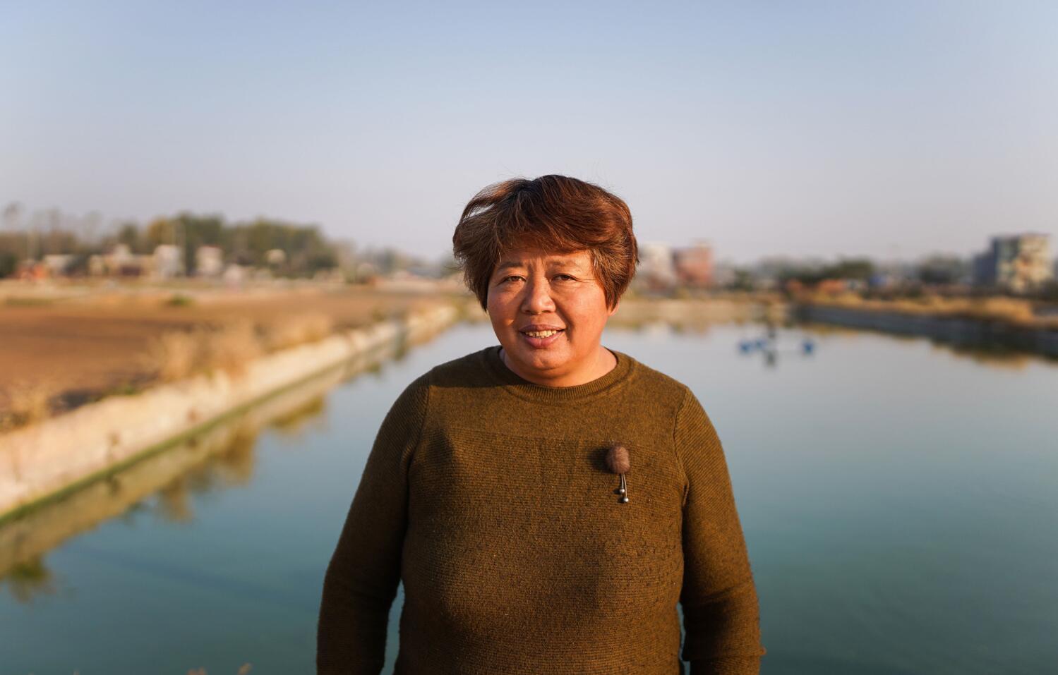 今年52岁的刘英梅从事养鱼业已经有25年，靠着这门生意，她养大了两个儿子，还供他们读了大学：大儿子河南理工大学本科毕业，小儿子哈尔滨工业大学研究生在读。