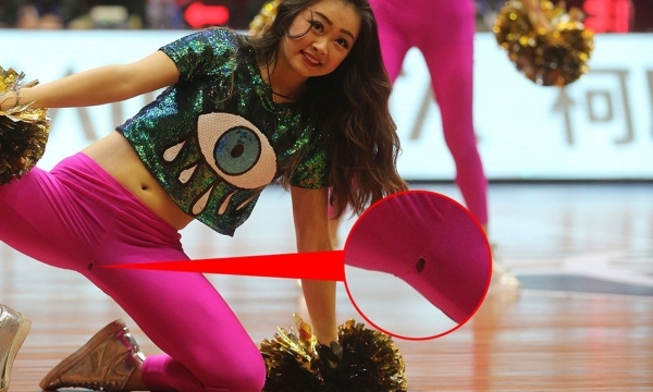 2015年1月23日，四川成都，在CBA常规赛四川队和福建队的比赛中，助威的啦啦队员因为卖力舞蹈，紧身裤被撕烂竟浑然不觉，差点走光。