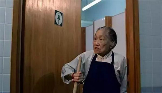 夏萍在《九品芝麻官》中饰演星爷妈妈,严重痴呆,总是认错人,把萝卜当