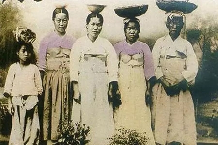 提到韩服，大家应该都有所了解，看韩剧也都见过，据说韩服最早是根据我们唐朝的服装改进的，不过很多人不知道真正的韩服最早却是露乳装。