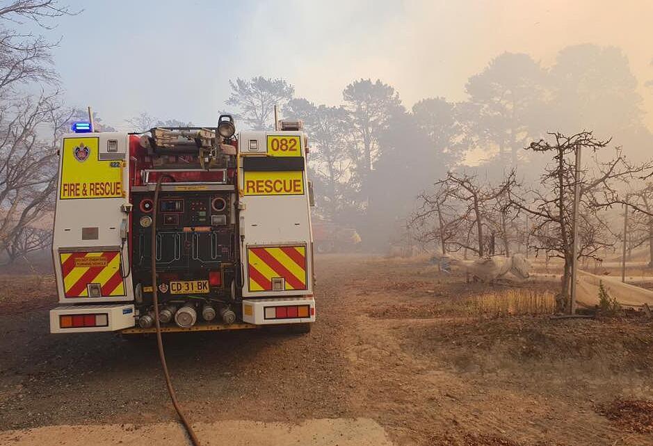 约650名消防员和40多架飞机正在全力灭火。据当地媒体报道，受林火影响，数百人不得不逃离居所。此外，4名消防员在灭火时受伤，已被送往医院治疗。