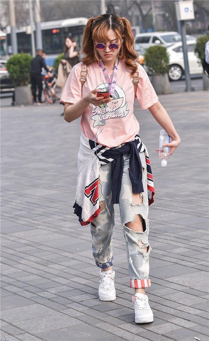 街拍:破洞牛仔裤,让姑娘穿出时尚新潮的感觉