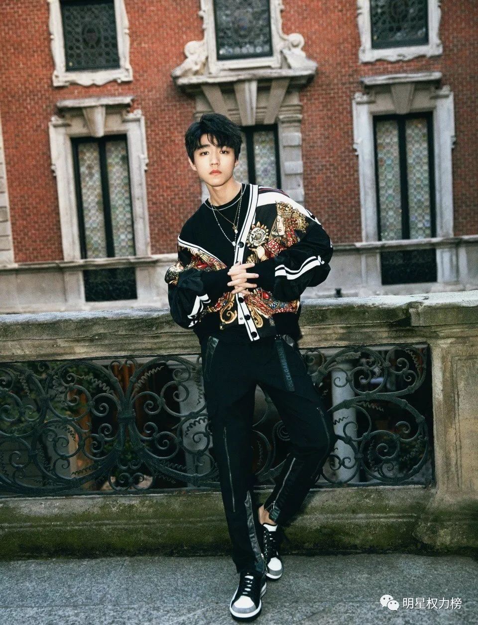 王俊凯最新街拍酷帅撩人 杨幂杂志大片简约唯