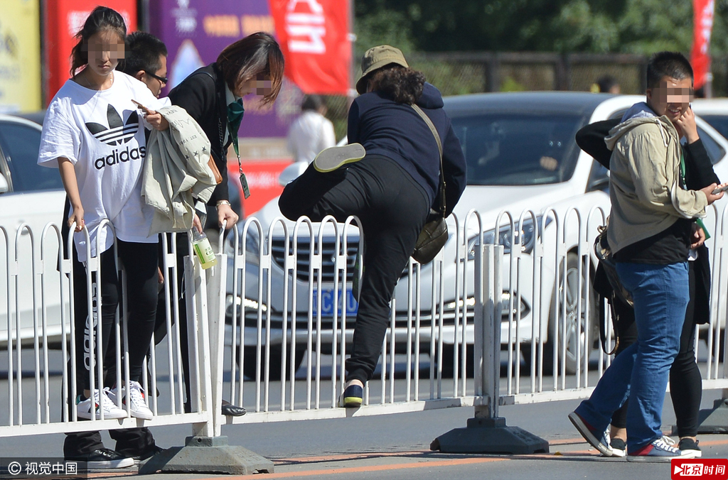 沈阳街头市民超近路 上演花式"跨栏"秀过街