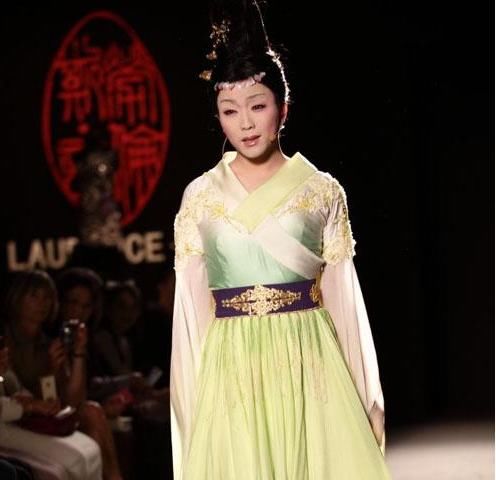 李玉刚幻化成昭君现身巴黎时装周惊艳老外!网