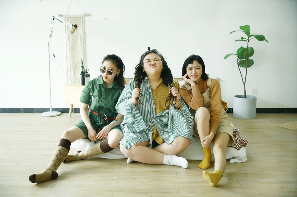 被誉为微博人气超爆女团,国内第一个大学女声宿舍团体1022,在五棵松m