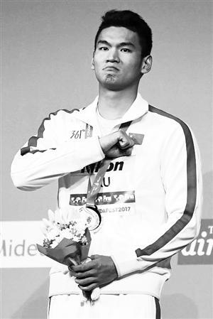 徐嘉余站在最高领奖台上.