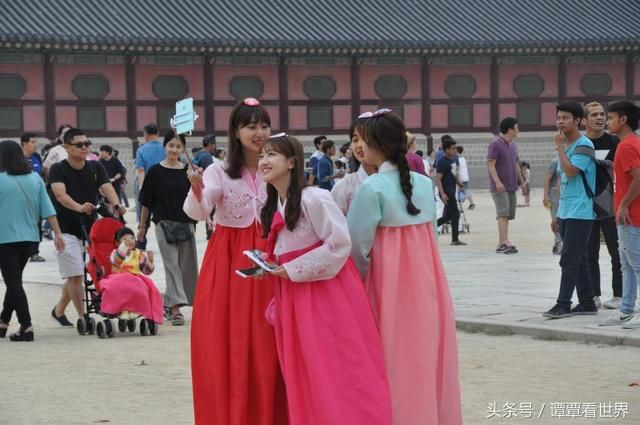 韩国普通人真实生活:低头族随处可见,大龄剩男