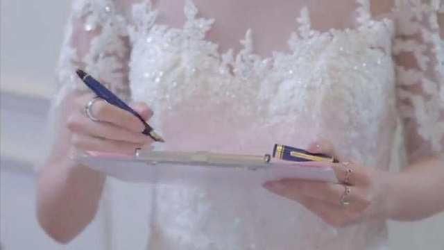 《谈判官》童薇送给谢晓飞的钢笔,被赵晨曦拿