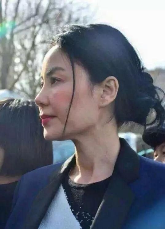 48岁王菲近照曝光皮肤状态还不错 谢霆锋是真