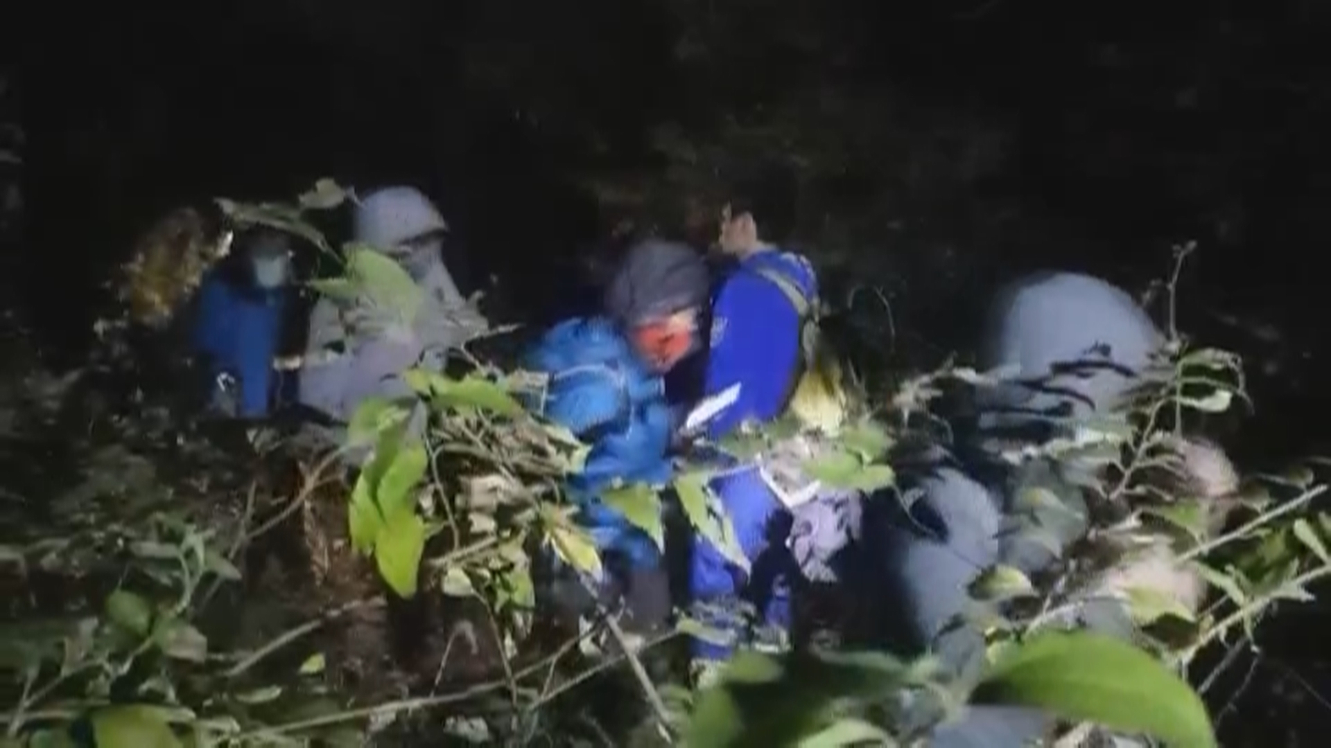 10名驴友被困断崖 蓝天志愿者星夜救援
