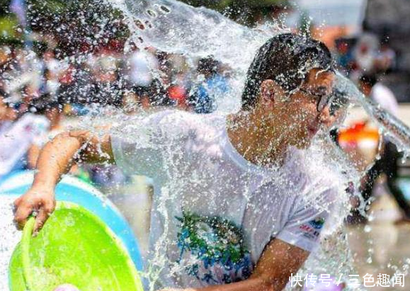乌克兰泼水节,帅哥美女混战,中国小伙:感觉有