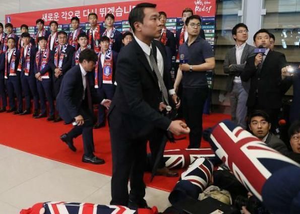 球迷要求韩国足协解散;孙兴憨险被鸡蛋砸中,始