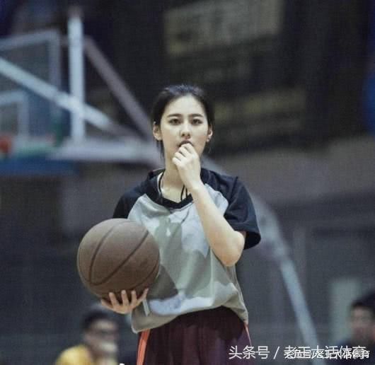 裁判球员双重身份,篮球女神颜值堪比潘晓婷,走