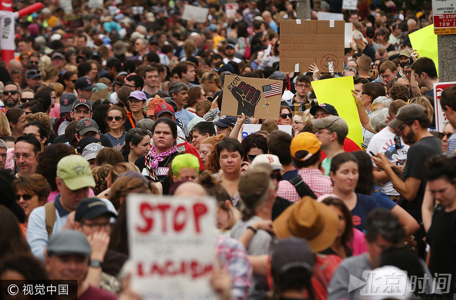 据美国有线电视新闻网(CNN)报道，这次示威是为了抗议一场名为“自由演说集会”的活动。该活动由一个名为“自由演说联合”的组织策划，邀请了一批“自由主义者、保守派、传统主义者、特朗普支持者”在波士顿公园集会并发表演讲。