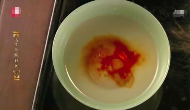 《甄嬛传》滴血验亲时，甄嬛差点暴露，端妃说了一句话，局面逆转