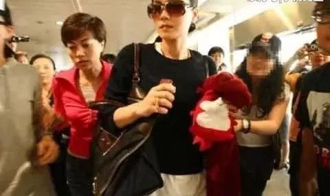 谢霆 锋王 菲再度分手,王菲哭着上飞机,李亚 鹏