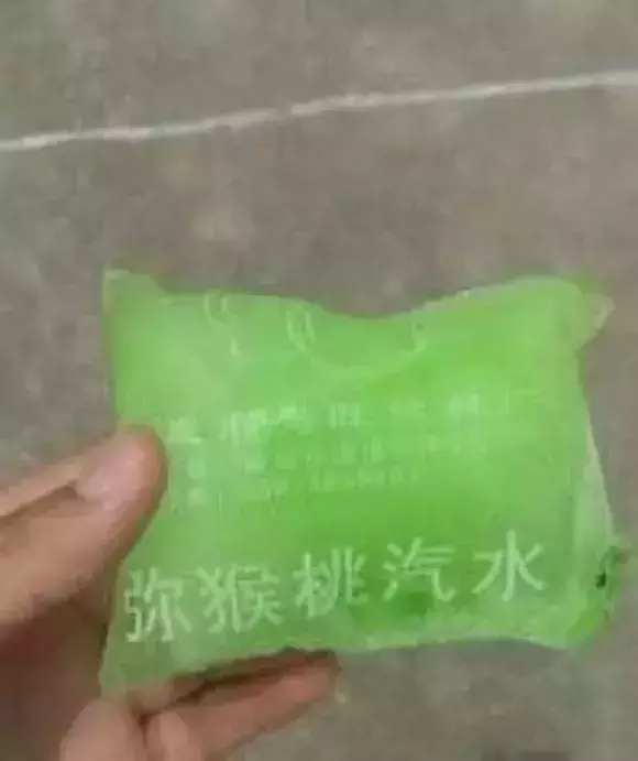 只有几毛钱一瓶的橘子汁儿, 喝完以后瓶子还要还给小卖部