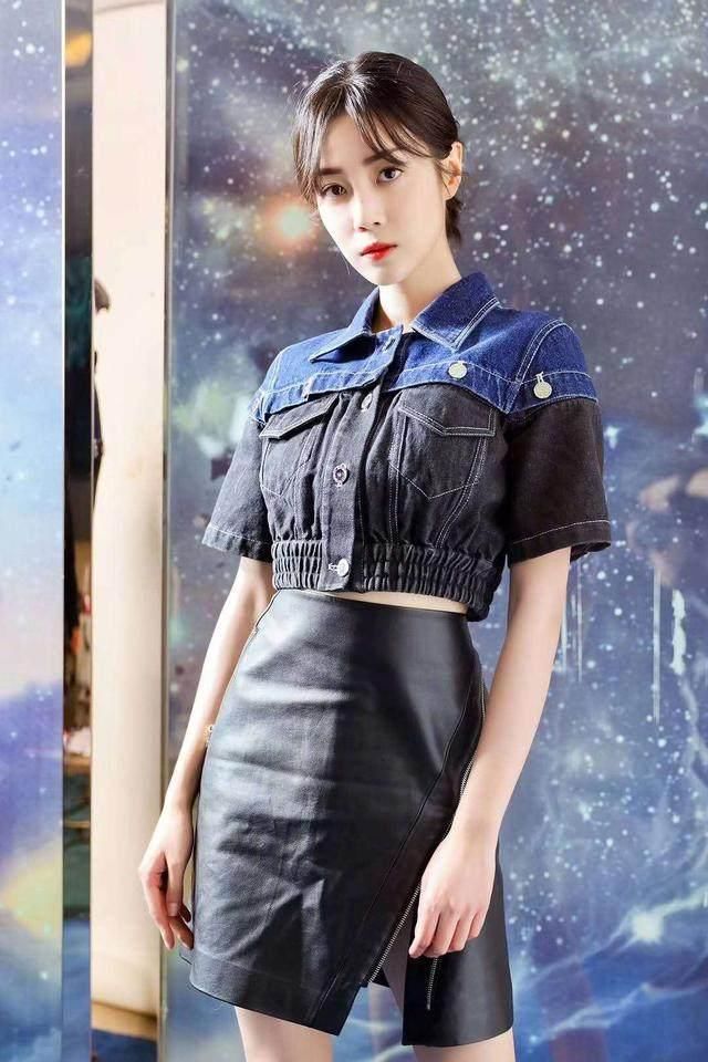 迪丽热巴和李溪芮同穿皮裙,网友:看腿就知道谁