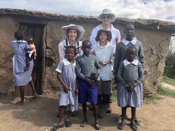 张智霖袁咏仪一家三口游肯尼亚 草原合影超温