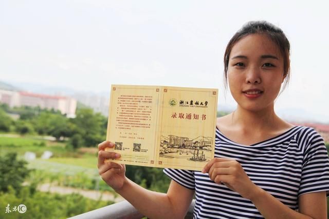 结婚亲妈后妈各给我一张银行卡,隔天去查这两