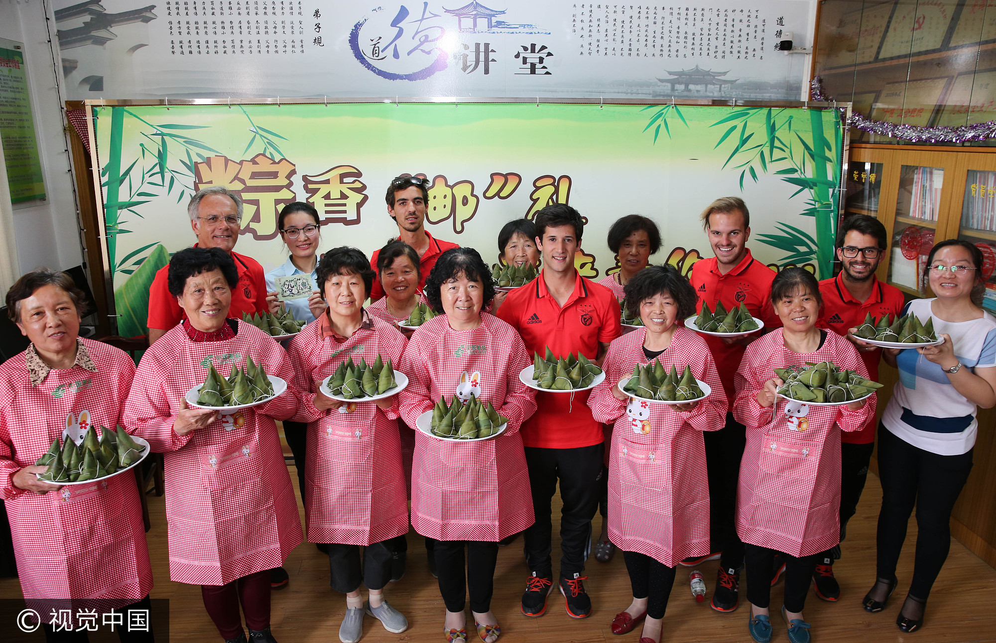 2017年5月25日,江苏省南通市观音山新城中桥社区邀请来自葡萄牙的友人与社区邻里居民、共建单位的志愿者们一起,通过裹粽子比赛、亲情明信片邮递、爱心传播等方式,一同感受中国传统文化习俗 ,迎接端午节。