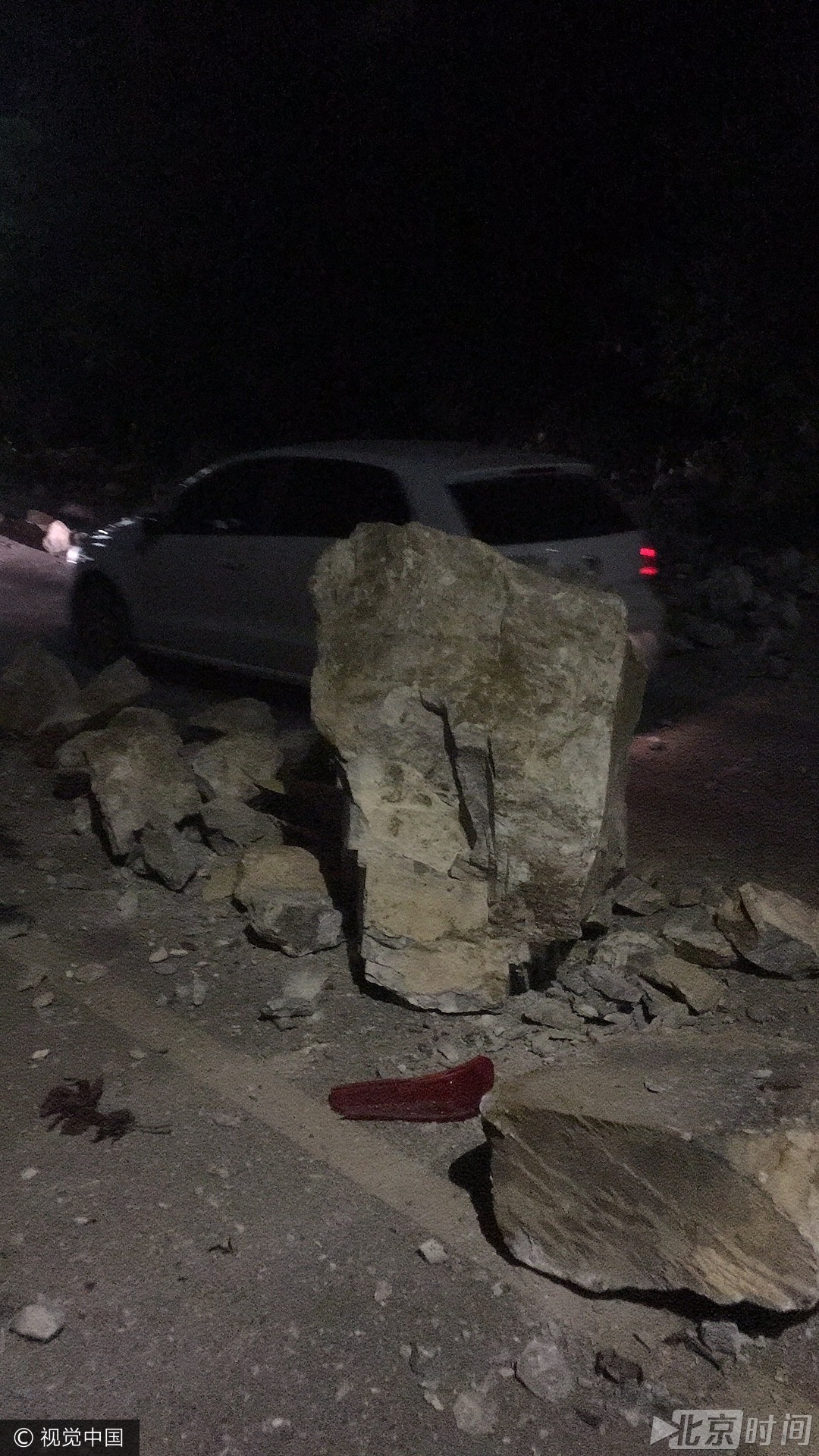 巨大的石头堵住了路口。