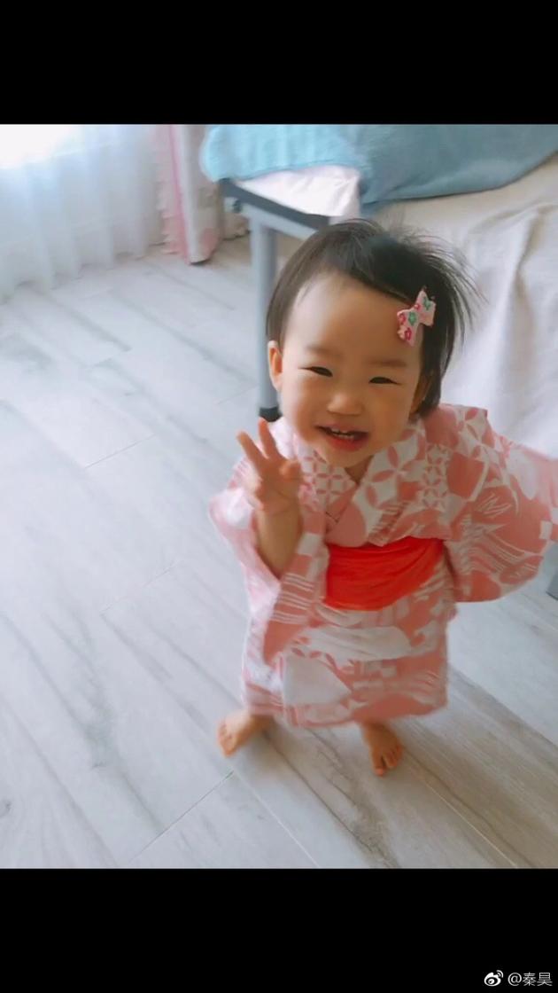 小米粒穿粉色和服比V甜笑 秦昊:也太可爱了吧! 小米粒穿粉色和服比V甜笑 秦昊:也太可爱了吧!