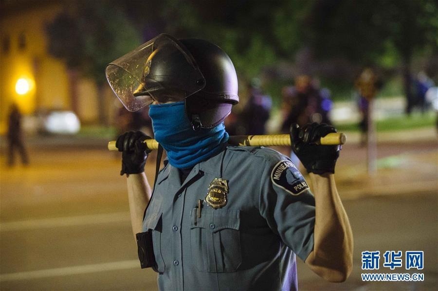 美国明尼苏达州白人警察暴力执法导致非洲裔男子乔治·弗洛伊德死亡