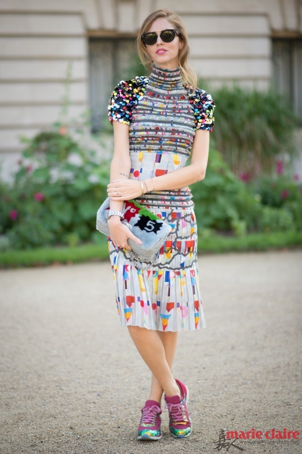 身穿花色拼接条纹连衣裙，脚踩拼色花球鞋，同款拼色手拿包的加入让你成为街头亮点。