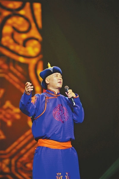巴音那木尔演唱《额吉的蒙古袍》.