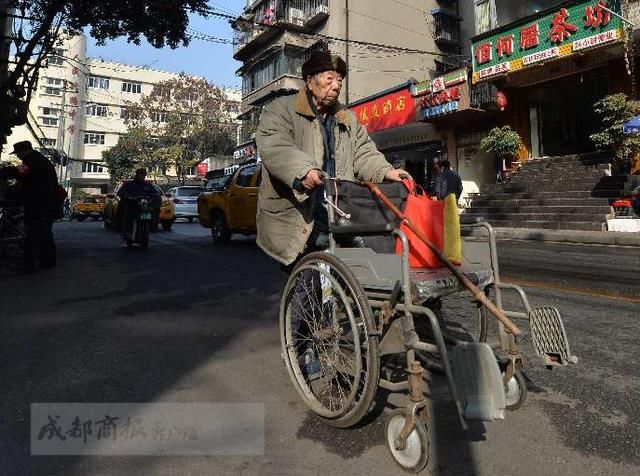 老伴儿因病离世 91岁大爷仍每天推着她曾坐过