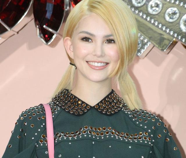 昆凌打扮粉嫩化身电眼芭比,新发型抢镜闪闪惹