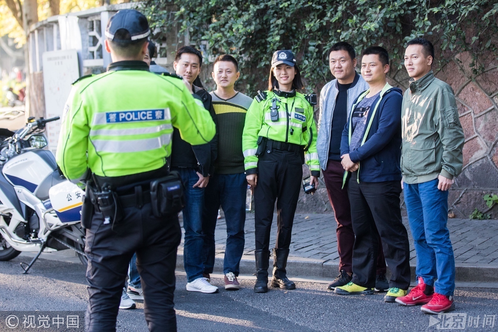 西湖边机车女警走红网络 游客戏称排队等开罚单