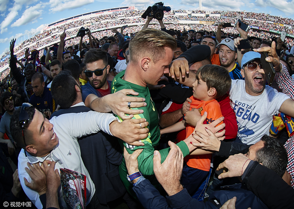 小球迷有点怕怕滴