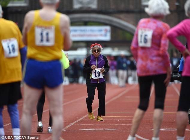 组图-百岁老太跑步打破纪录 赛后连做5个俯卧撑 组图-百岁老太跑步打破纪录 赛后连做5个俯卧撑