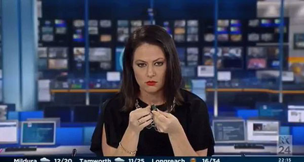 心不在焉?美国新闻主播直播时玩笔“被抓” 心不在焉?美国新闻主播直播时玩笔“被抓”