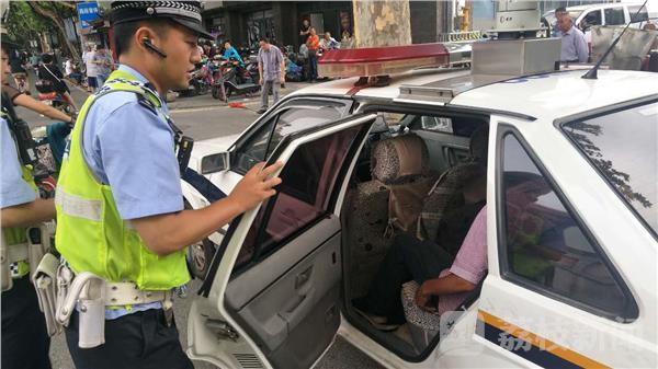 交警查處電動三輪車 人性化執法暖人心