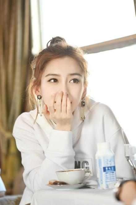 杨颖工作室微博晒出《奔跑吧》剧照 Angelaba