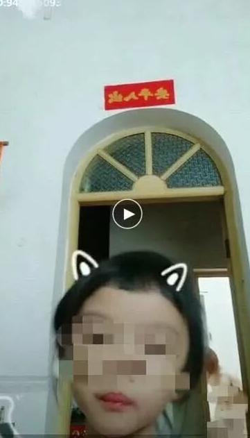 女孩发抖音妈妈全裸洗澡被直播!把手机扔给