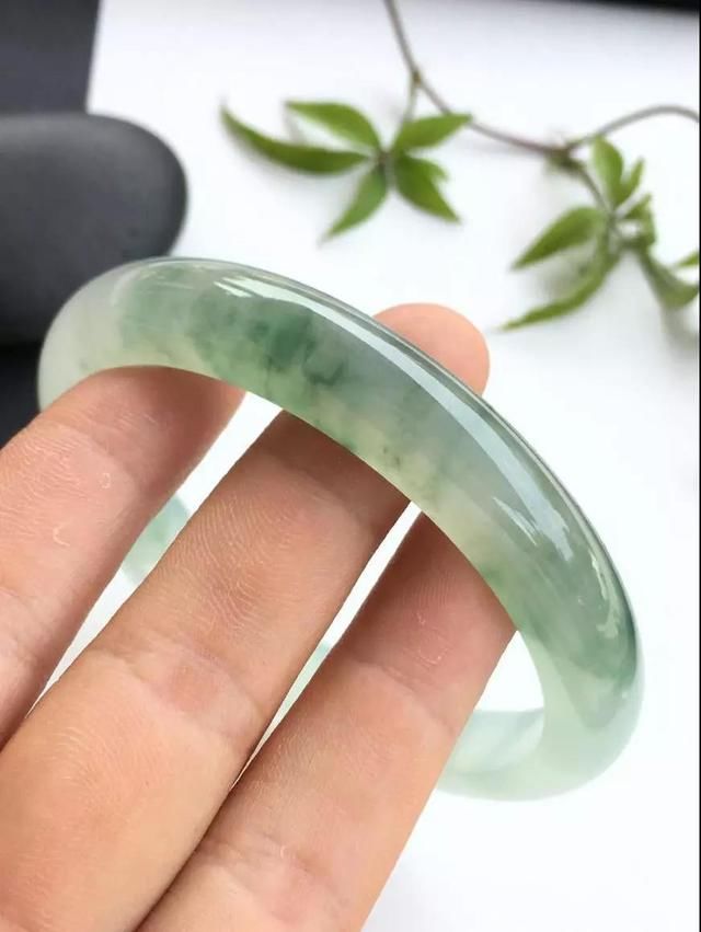 一老板20万买的半明料,足足取出30条手镯,打响