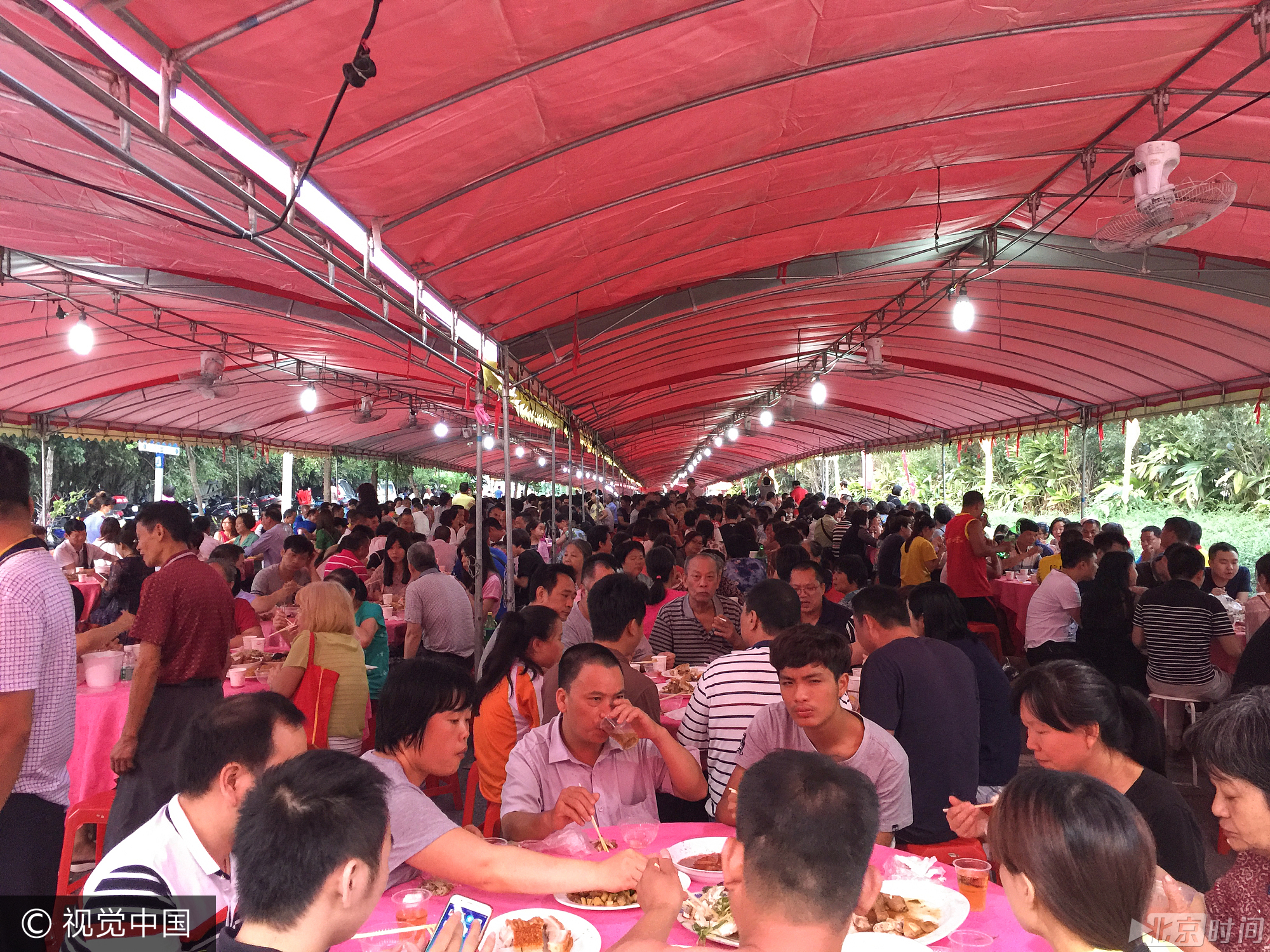 广州番禺区大石大山村每逢端午节都会短暂封路摆上九百多围龙船饭庆祝端午节!节日气氛浓厚,村民们其乐融融!