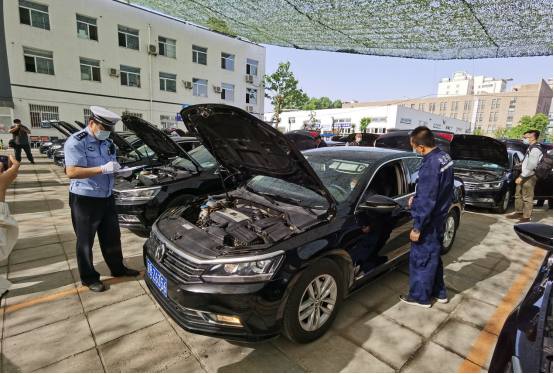 上午8点记者在验车现场看到,数十辆黑色的出租车整齐停放在检测场内