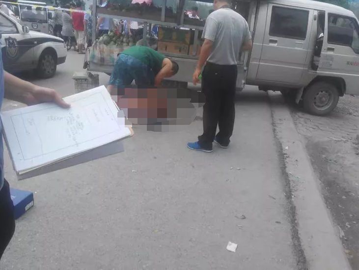 摊主提醒顾客有小偷 被多人围殴刺死