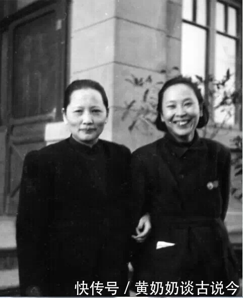开国大典,站在毛泽东身后的神秘女人是谁