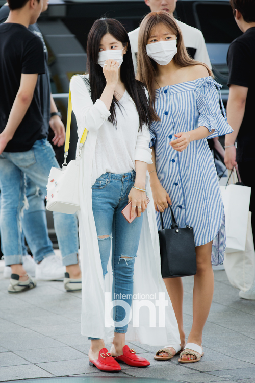 女团apink现身机场 小姐姐穿搭好靓丽!