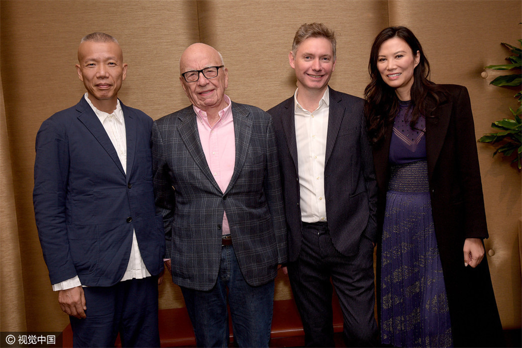 邓文迪默多克离婚后同框 昔日爱侣合影笑容尴尬